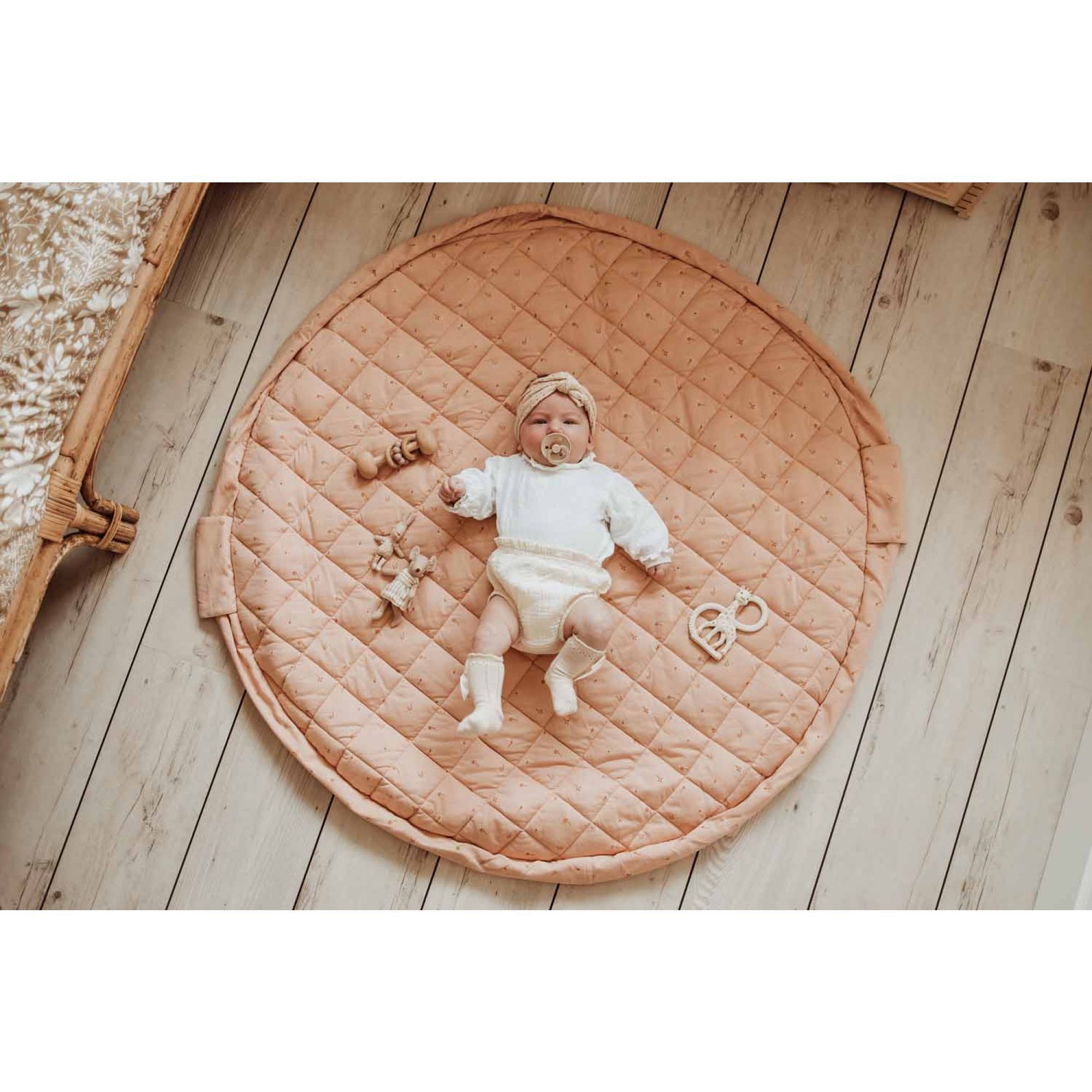 sac-a-jouets-tapis-deveil-2-en-1-en-coton-bio-fleuri-play-go3
