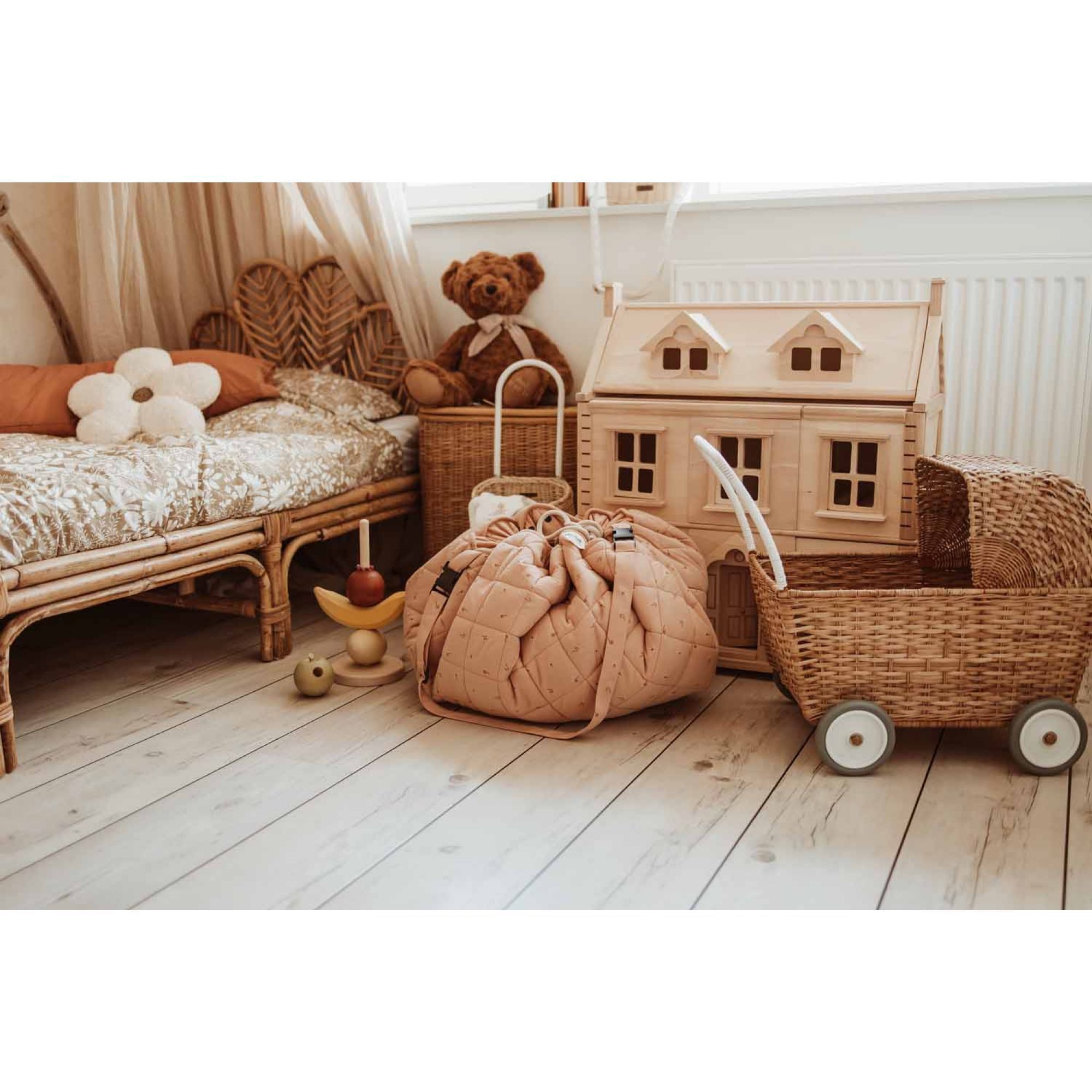 sac-a-jouets-tapis-deveil-2-en-1-en-coton-bio-fleuri-play-go5